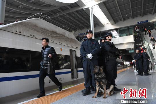 兰州铁路特警携警犬巡逻。 杨艳敏 摄