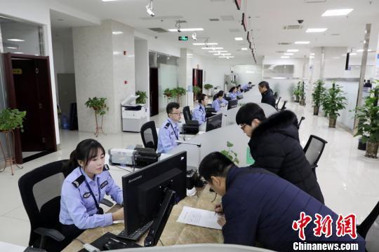 2018年2月1日起,兰州市公安局出入境管理处全面施行《公安部八项出入境便利措施》。 李存雄 摄