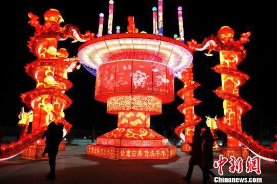 图为喜庆的彩灯。 徐雪 摄