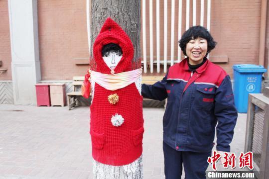 图为兰州市民刘青月和她的作品“大树妈妈”。 徐雪 摄