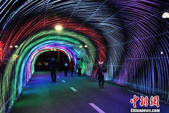 图为“时光隧道”引民众“穿越”。 徐雪 摄