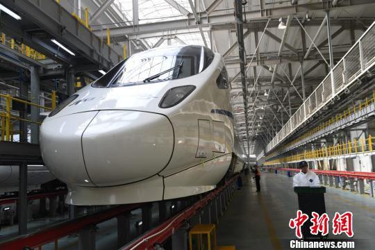 春运客流激增,动车组运行负担加重,在250公里的时速中容不得有丝毫安全隐患,这对检修工艺标准就提出了更高的要求。 杨艳敏 摄