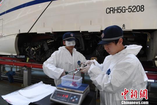 为确保春运期间动车组运行的绝对安全,兰州车辆段动车组机械师们把业务训练也安排在了每天的工作中。 杨艳敏 摄