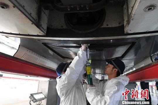 兰州车辆段的动车机械师们始终以精湛的技艺保质量、保安全、保春运,用实际行动为旅客平安出行保驾护航。 杨艳敏 摄