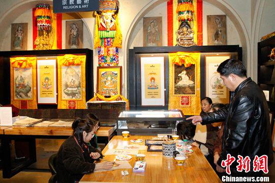 民众在书店宗教艺术专区内参观。中新社记者张添福摄
