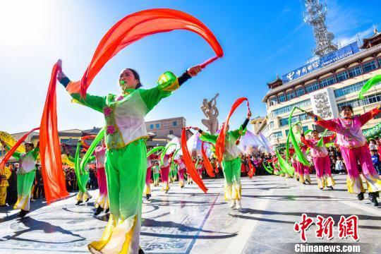 2月25日,中国农历正月初十,丝绸之路国际旅游名城甘肃敦煌迎来春节期间最热闹的一天。 王斌银 摄
