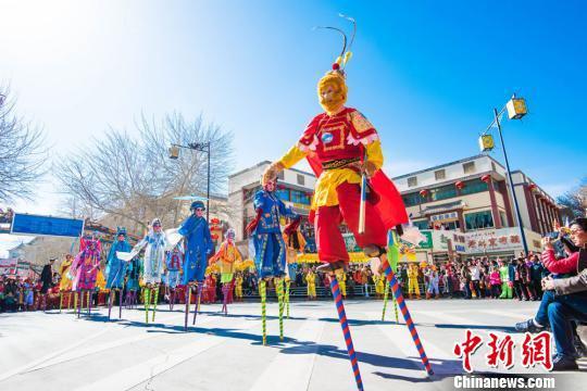 图为敦煌社火中的齐天大圣孙悟空形象。 王斌银 摄