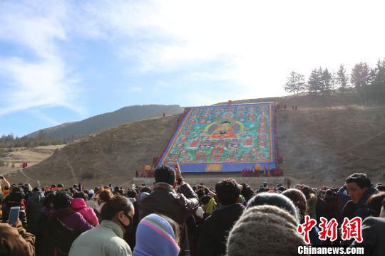 2月28日是农历正月十三,被誉为“世界藏学府”夏河拉卜楞寺迎来了一年一度的瞻佛节。图为“晒佛”仪式。 毛辉成 摄