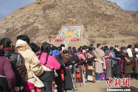 图为排队祈福。 拉毛草 摄
