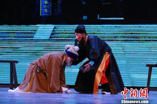 作为地方戏曲,敦煌曲子戏已经在民间流传了上千年,戏曲中仍保留有敦煌遗书中的曲子词和曲调。 马良宝 摄