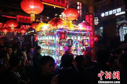 图为“婆婆”圣辇。16位圣母的圣辇和护送队伍在街道行进时,街道两边民众都要设香案,叩拜迎接。 汪江海 摄