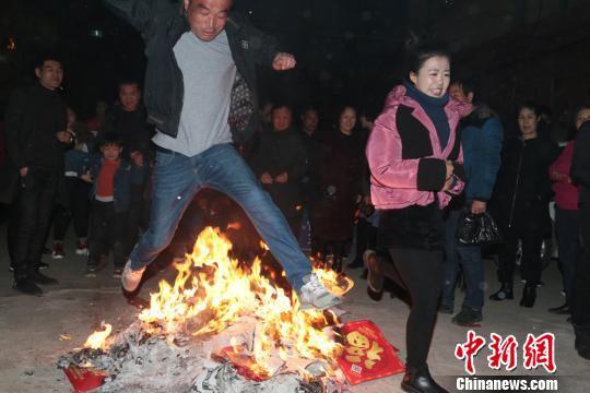 图为青年人跨过火堆。 郑兵 摄