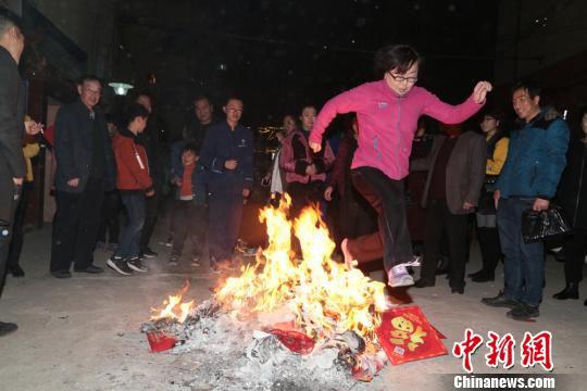 3月10日,农历正月二十三,甘肃平凉民众在夜幕降临后,在自家门前燃起火堆,完成春节的最后一项传统节庆习俗“燎疳”。 郑兵 摄