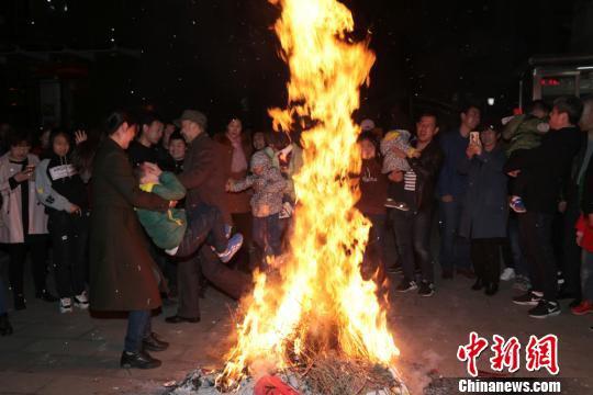 图为燃烧的火堆,预示着来年生活红火。 郑兵 摄