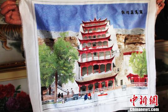 图为主题为“莫高窟九层楼”的刺绣作品。 徐雪 摄
