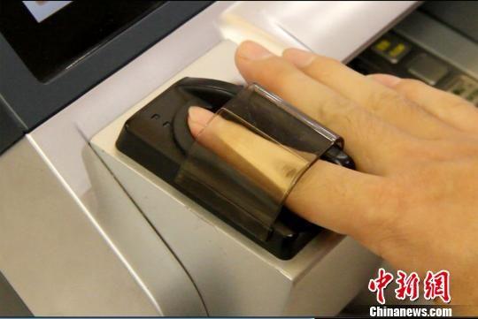 图为兰州银行新推出的指静脉取款服务。 南如卓玛 摄