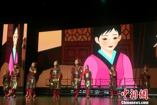 图为选手身着“战袍”诵读《木兰诗》。 刘玉桃 摄