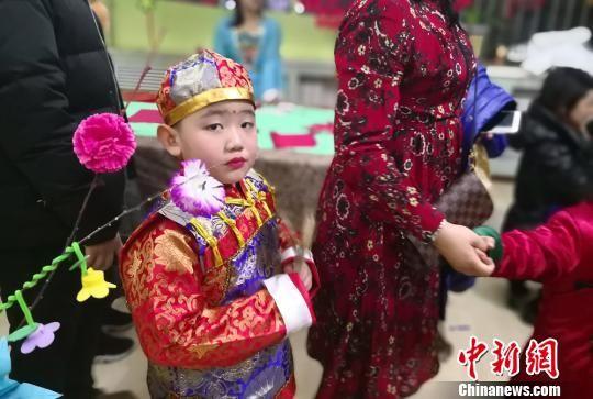 图为小朋友穿着“小阿哥”服装游园。 刘玉桃 摄