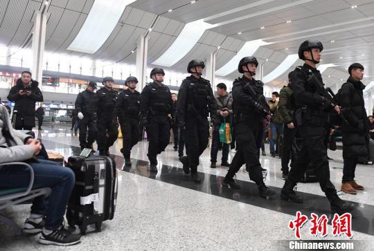 兰州铁路特警全副武装在车站巡逻。 杨艳敏 摄