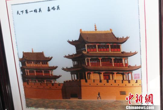 图为刺绣作品《天下第一雄关嘉峪关》。 徐雪 摄