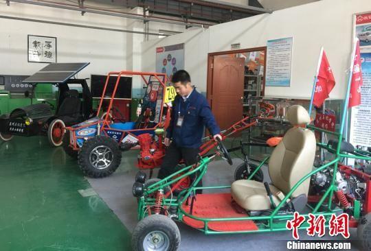 图为学生制造的各类车展示。 刘玉桃 摄