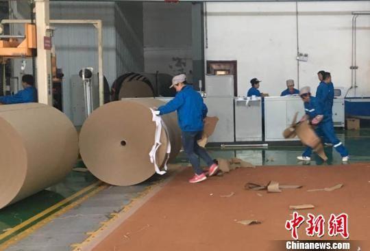 图为在兰州经济技术开发区红古园区,废纸再造生产出的成品纸卷。 张婧 摄
