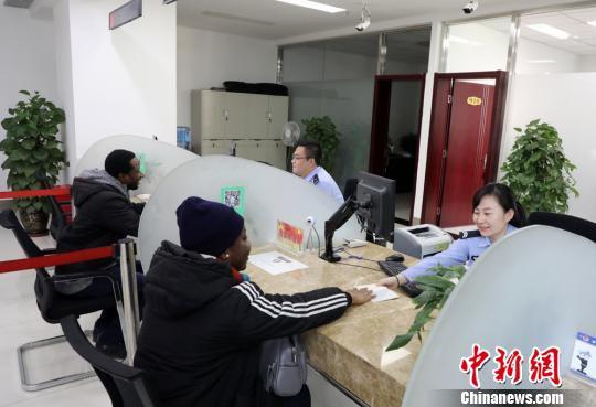 图为前往兰州市公安局出入境管理处办理手续的外籍人员。 李存雄 摄