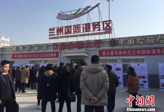 图为参会人员实地考察兰州国际港务区。 杜萍 摄