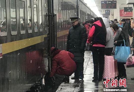 资料图。日前,探亲访友、学生开学、务工人员返程、中短途旅游“四流叠加”,铁路迎来节后客流高峰。截至2月24日,中国铁路兰州局集团有限公司共发送旅客418.6万人,同比增长40.1%。 钟欣 摄