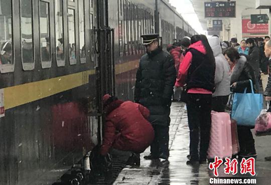 资料图。自2月1日至3月12日40天时间里,该集团公司共发送旅客749.4万人,日均发送旅客18.7万人,比去年同期分别增长37.7%、37.3%。 钟欣 摄