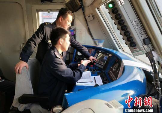 宋华正在指导帮助年轻火车司机提升技能。 何晓亮 摄