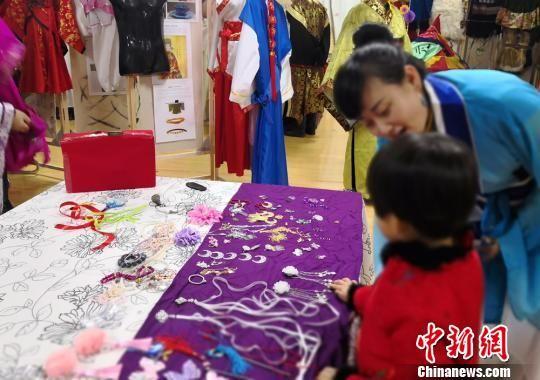 资料图:甘肃一幼儿园学校、家长、社会联合举办公益活动,助幼儿成长。 刘玉桃 摄
