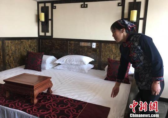 考虑到安全卫生等因素,农庄做出与土炕样子一模一样的床,供顾客体验。 张婧 摄
