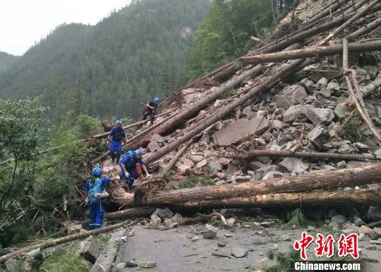 资料图:图为救援队参与地震救援。 钟欣 摄