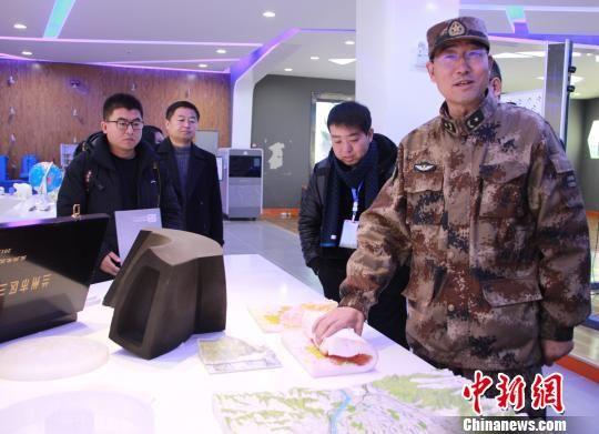 王明孝少将展示用新型柔性材料打印的可折叠3D地形图 郑嘉伟 摄