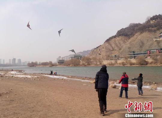 1月29日,兰州寒风凌冽,特技风筝队3名队员正在进行风筝编队,三个风筝可变换不同形状。 闫姣 摄