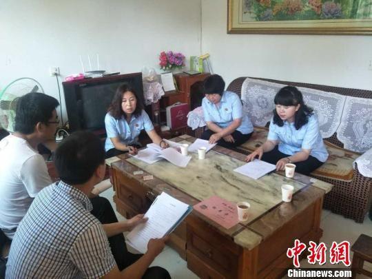 图为兰州基层法官在百姓家中开展审判,调节家事纠纷资料图。 张继科 摄