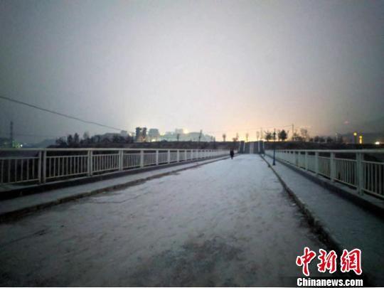 图为12月13日傍晚,甘肃庆阳市境内迎来久违降雪。 李超红 摄