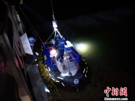 资料图:图为救援队打捞搜救。 钟欣 摄