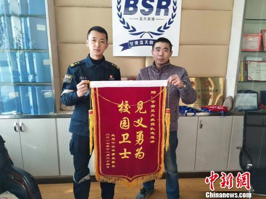 资料图:图为於若飞收到被救援者家属送来的锦旗。 钟欣 摄