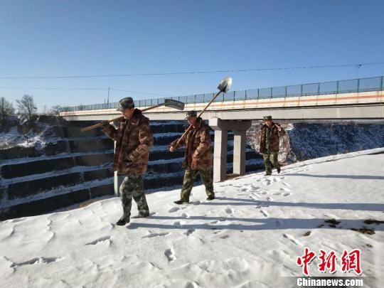 图为巡护队员徒步巡护管道。 李海霞 摄