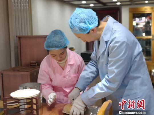图为民众体验自制茶饼工艺。 崔琳 摄