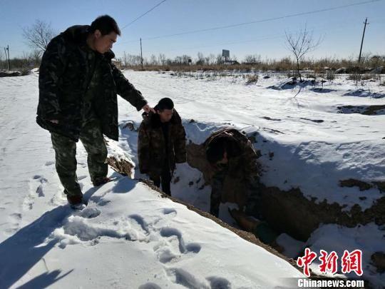 图为巡护队员查看管道。 李海霞 摄