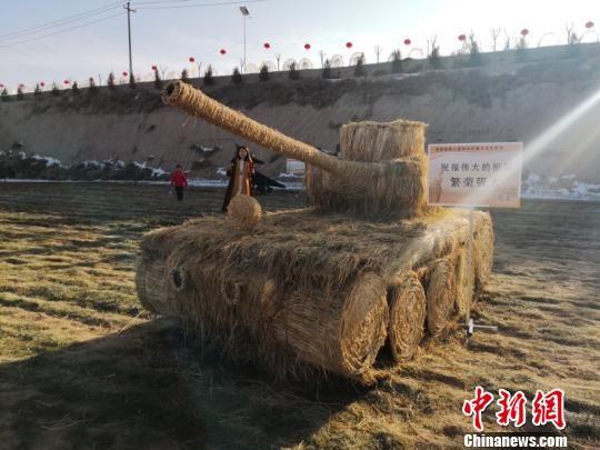 游客在参观“稻草坦克”。 崔琳 摄