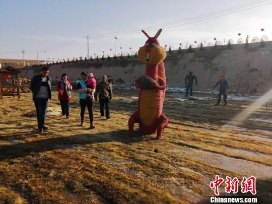 虽至寒冬,“稻草人”吸引游客们络绎不绝前来游玩。 崔琳 摄
