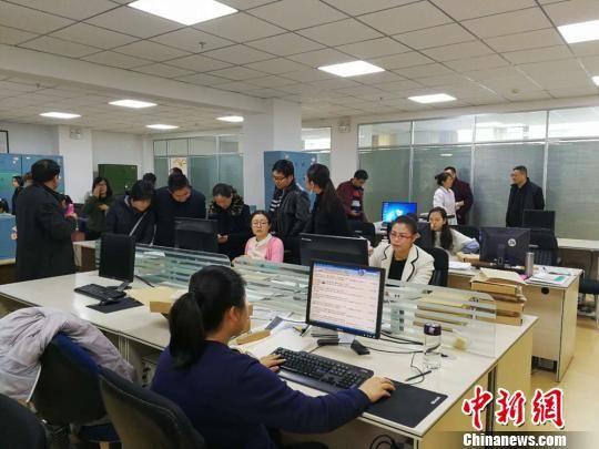 资料图:1月18日,甘肃省档案工作会议在兰州举行,甘肃省档案局局长赵国强透露,甘肃要推进数字档案馆建设。图为甘肃省档案局工作人员对重点档案进行电子采集录入。 饶清兰 摄
