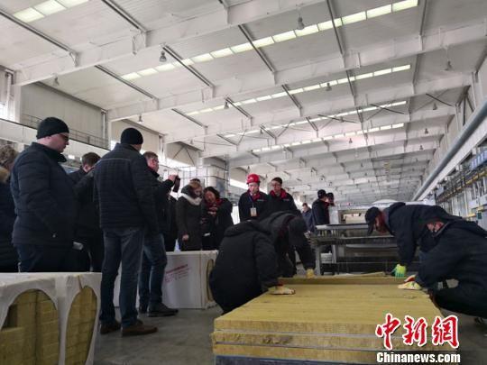 图为1月上旬,白俄罗斯建筑企业考察团参观考察甘肃建投相关生产线。冯志军 摄