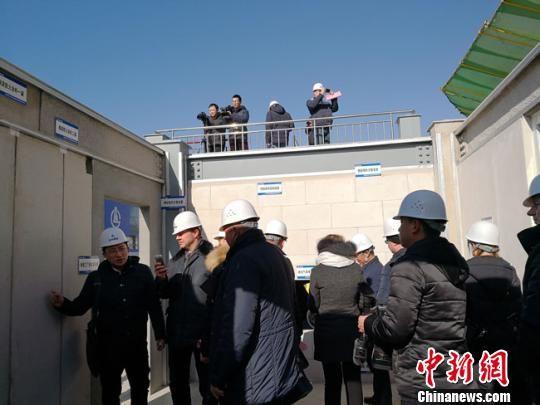 图为1月上旬,白俄罗斯建筑企业考察团参观甘肃建投“钢结构”建筑。冯志军 摄