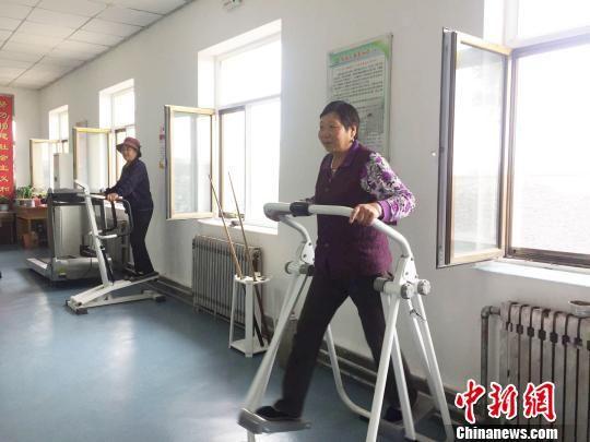 资料图:图为老人正在甘肃天祝县一家养老院的活动室里锻炼身体。 徐雪 摄