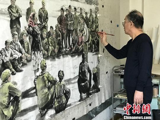兰州画家王鸿庆在画室中创作一幅“老兰州”民俗国画。 郝赢 摄